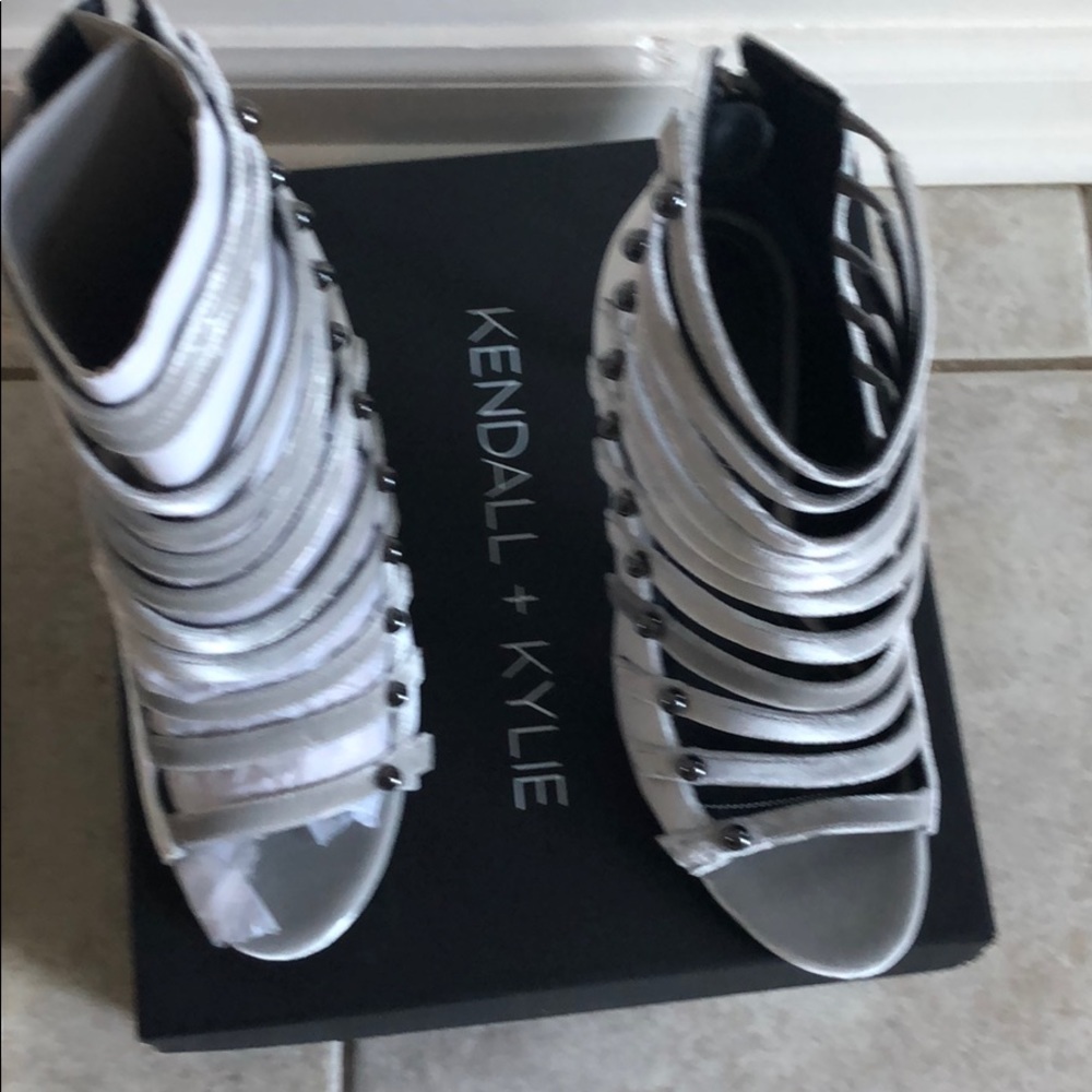 Kendall + Kylie Giaa 2 velvet Caged Sandal - Picture 6 of 8